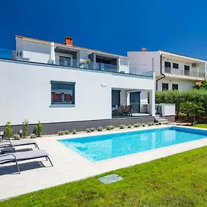 https://bonifacic-apartments.primorje-gorskikotar.com